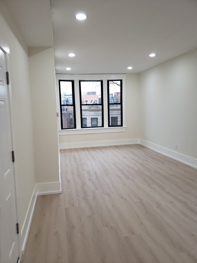 Foto del edificio - 944 N Damen Ave