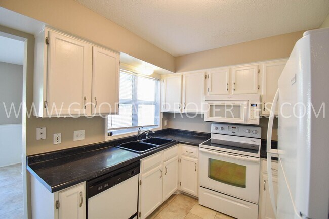 Foto del edificio - 3 Bed 2.5 bath Home with a fully fenced yard in West Des Moines with a 2-Car attached garage