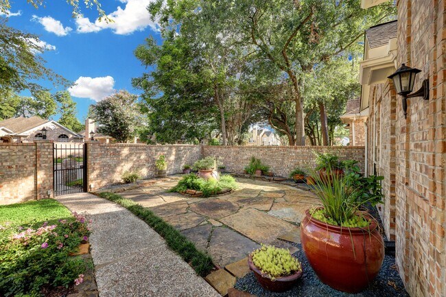 Building Photo - 5022 Coral Gables Dr