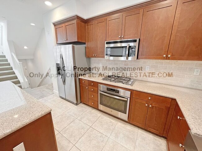 Building Photo - Beautiful, centrally located 2 bed Town Ho...