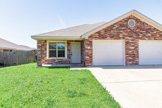 Building Photo - 613 Kendra Dr