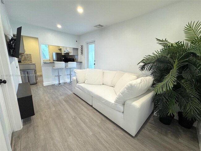 Foto del edificio - 174 NE 55th St