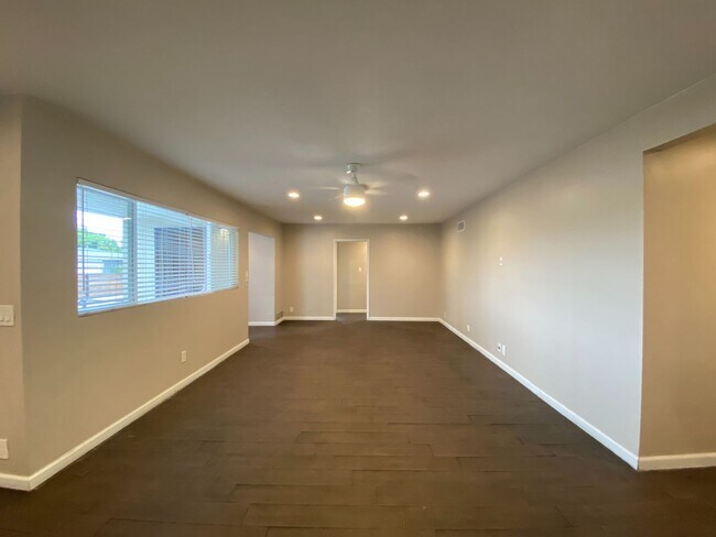Foto del edificio - Huge Bedrooms, lots of Parking, closest to...