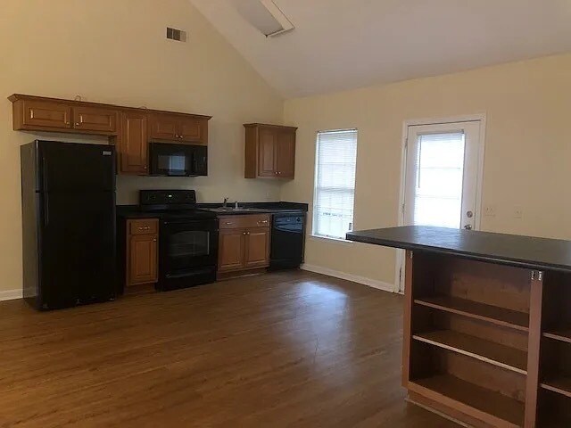 Foto del edificio - 704 Guinevere Ct