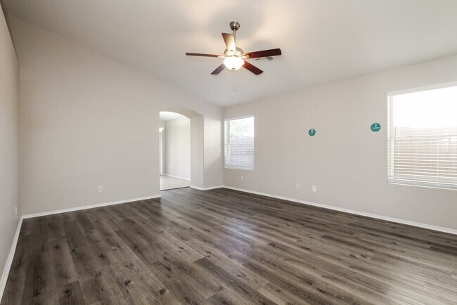 Foto del edificio - 15434 W Gelding Dr