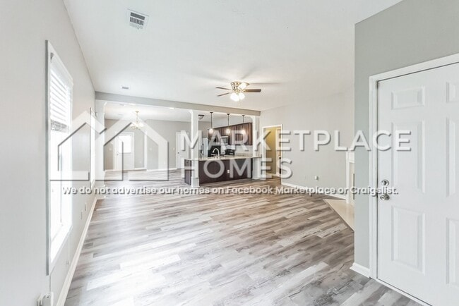 Building Photo - 440 Tree Line Dr