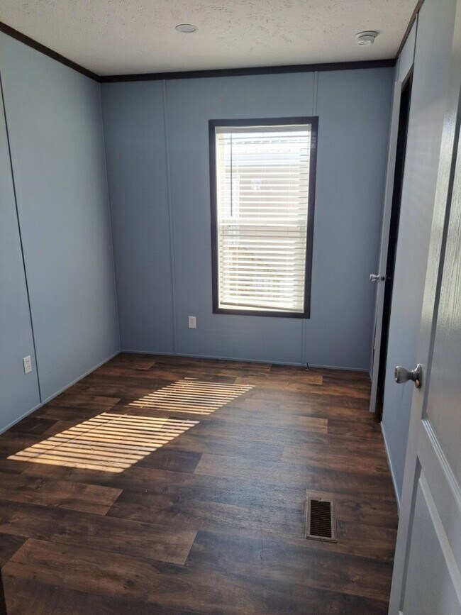 Building Photo - 3 Bedroom 2 Bathroom Home