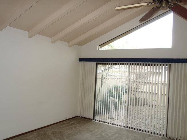 living room vaulted ceiling - 171 Hartnell Plz