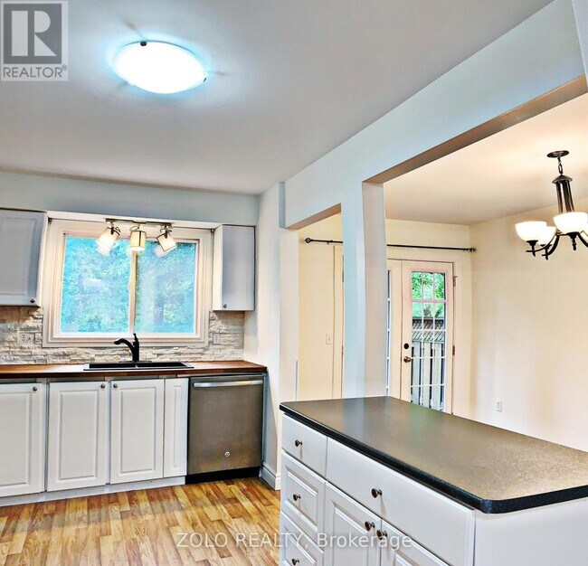 Building Photo - 576 Camelot Dr