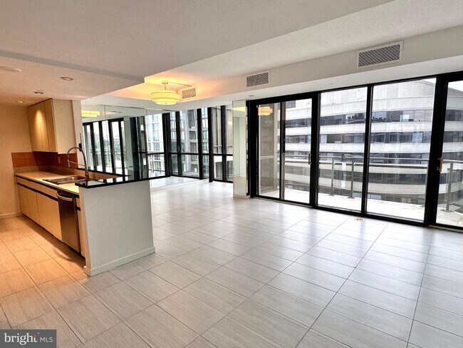 Building Photo - 1530 Key Blvd