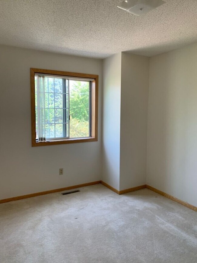 Foto del edificio - *2Bed*1.5Bath with loft in West Bloomingto...