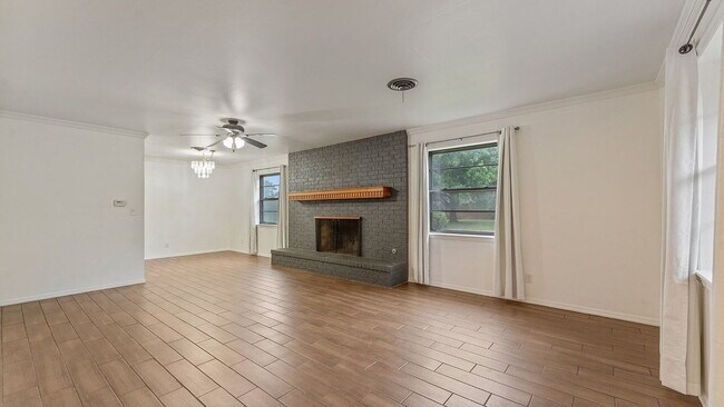 Foto del edificio - Simply one of those older 3-Bedroom Springdale treasures that you must see.  A three bed / two bath