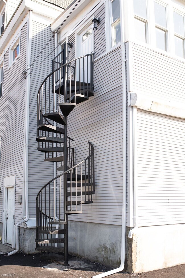 Foto del edificio - 3 br, 1.5 bath House - 91 Miami Ave Ph
