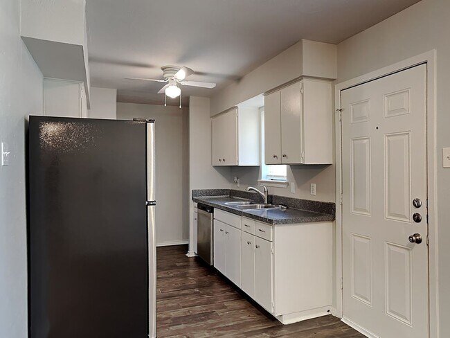 Foto del edificio - Beautiful Single Family Home | 3 BR/1BA | 1 Car-Garage | Fenced Backyard