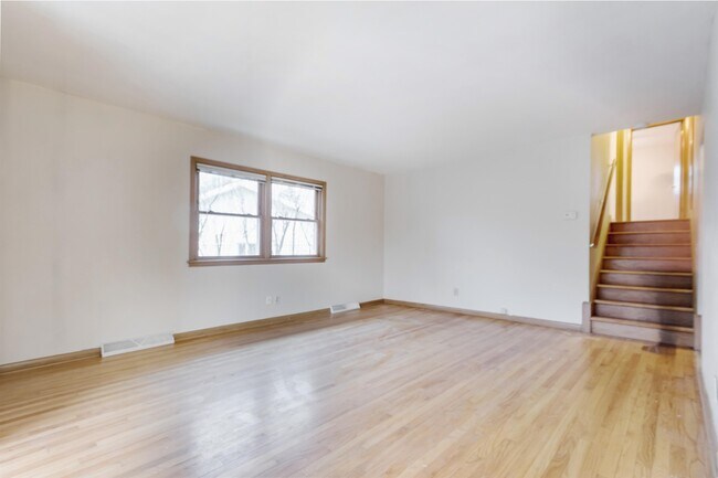 Building Photo - 500 Falcon Cir