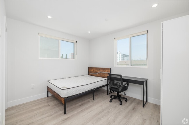 Building Photo - 1204 W 37th Dr