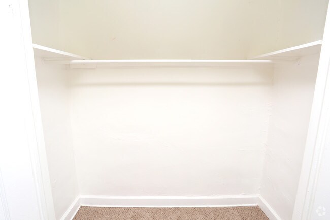 The Vintage At Mesta Park Apartments Oklahoma City Ok 1br 1ba Unit 7 525sf Closet The Vintage At Mesta Park