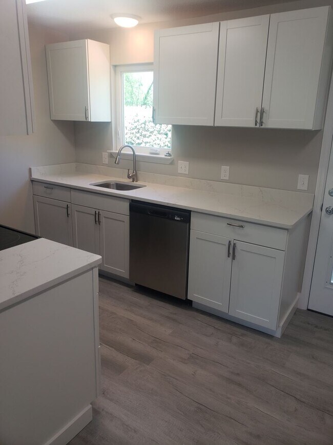 Building Photo - Beautifully Remodeled 3 Bedroom 2 Bathroom...