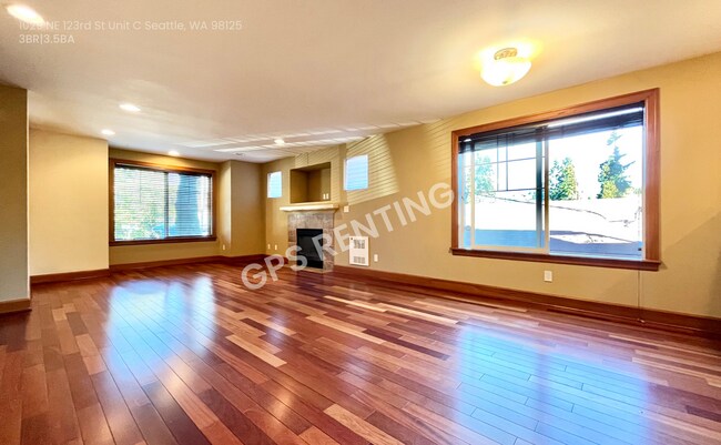 Building Photo - 1029 NE 123rd St