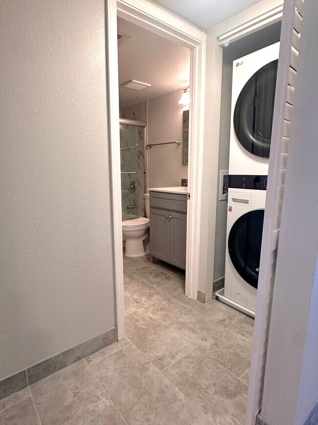 Building Photo - Gorgeous, Newly Renovated 2 Bedroom Condo ...