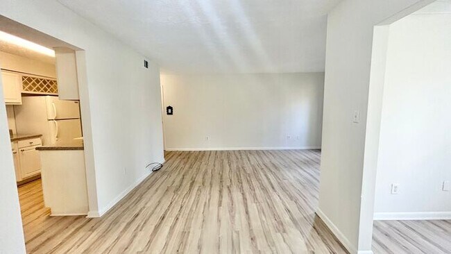 Foto del edificio - North Atlanta 1 Bed-1 Bath Condo, LVP Hardwoods, Sunroom/Office, Available Mid-July!
