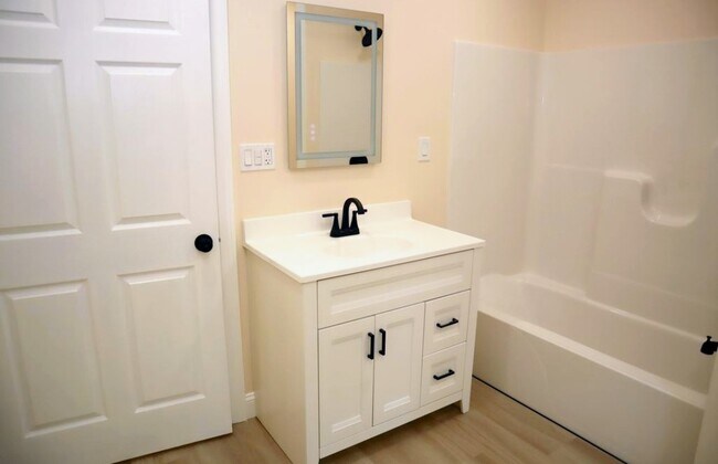 Foto del edificio - 615 White School House Rd