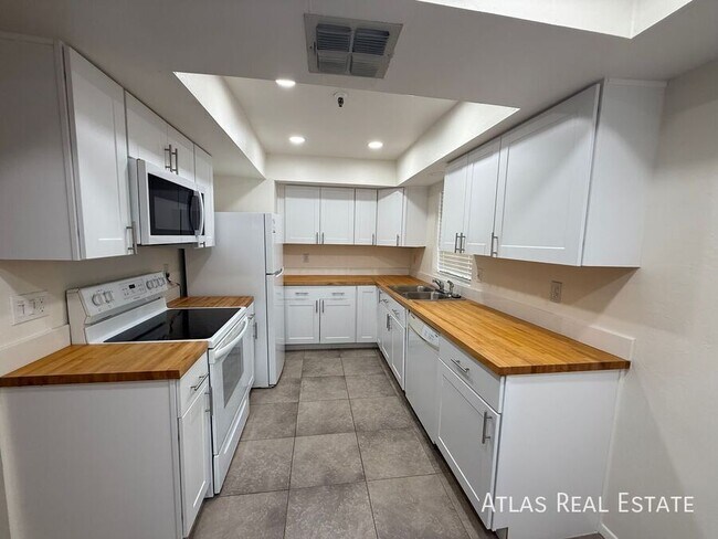 Foto del edificio - 4554 E Paradise Village Pkwy N