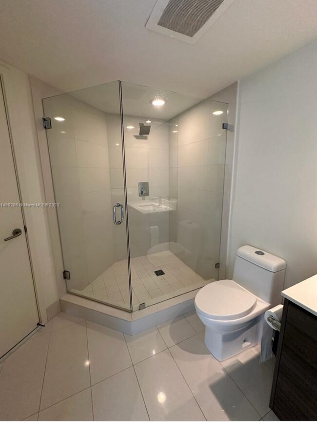 Foto del edificio - Spacious 2-bedroom, 2-bath residence at Millecento in the heart of Mary Brickell Village.