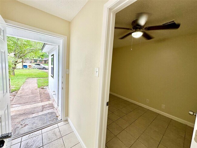 Foto del edificio - 5206 Regency Cove