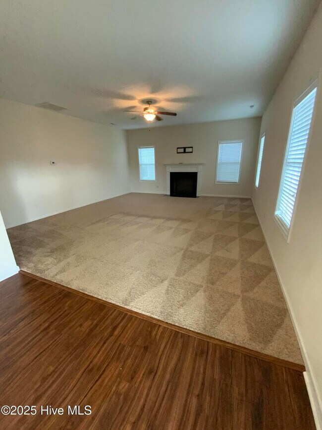 Building Photo - 909 Roswell Ln