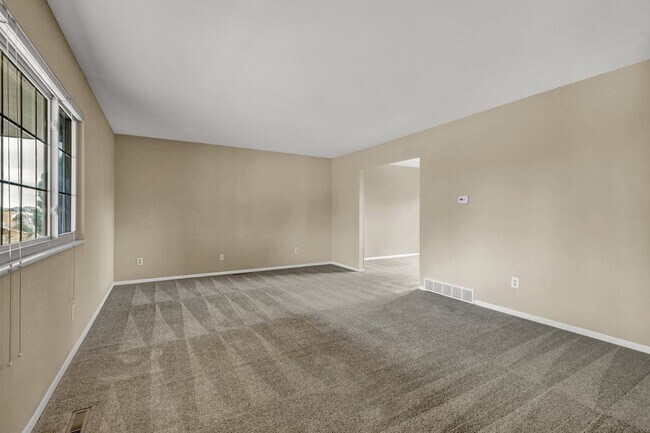 Building Photo - 445 Silver Spring Cir