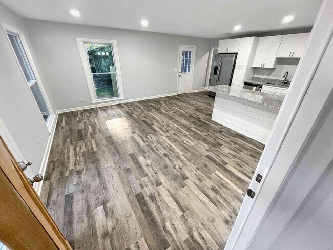 Foto del edificio - Renovated 2BR / 2BA Duplex