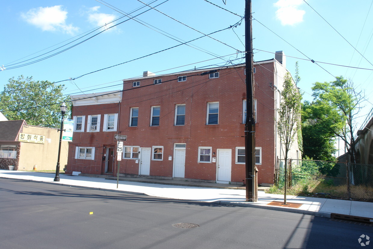 Building Photo - 11-19 W Main St