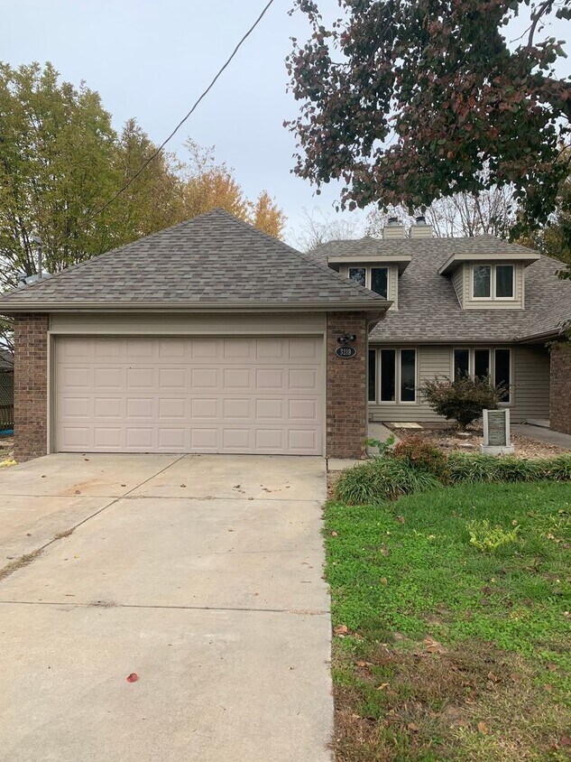 Foto principal - Nice 3 bedroom 3 full bathroom patio home ...