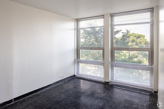 3 habitaciones, 1 baño - 1050 pies cuadrados - Segundo dormitorio - Southland Village