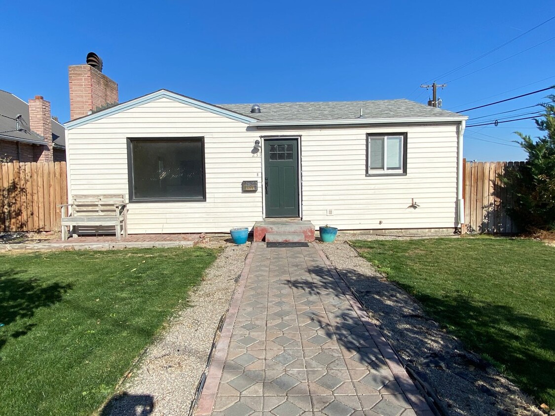 Primary Photo - Ephrata 2 bedroom 1 bath home with garage