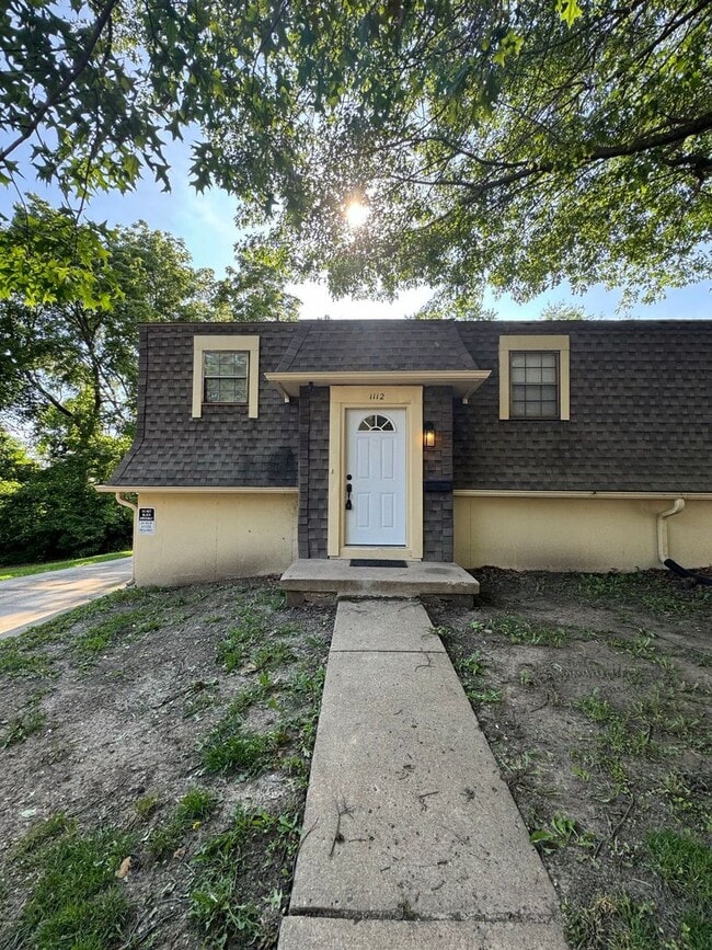 Building Photo - 1112 E South Ave