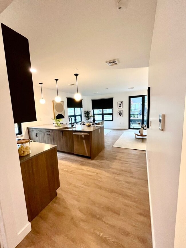Building Photo - No Brokers Fee, No Security Deposit, In-Unit Washer and Dryer, Central Heat/ AC, Gym, Parking