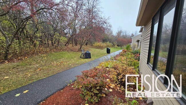 Foto del edificio - Bright, Spacious End-Unit Townhome in Premier South Burlington Neighborhood AVAILABLE NOW with $1...