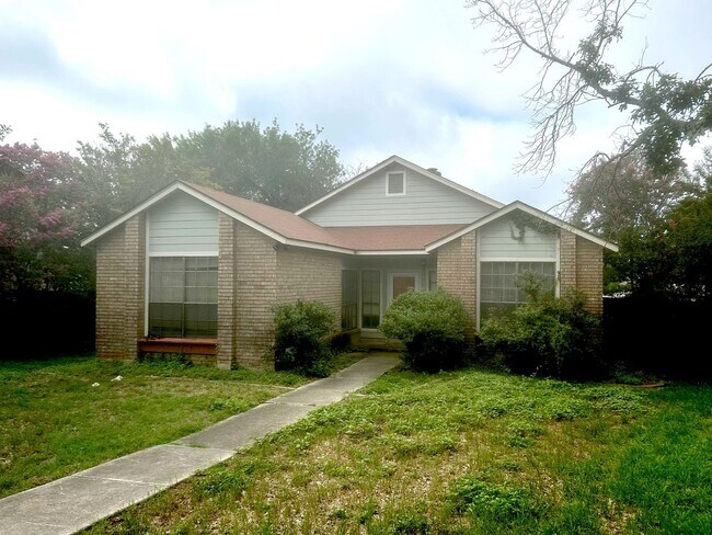 Foto del edificio - ZERO APPLICATION FEE FOR THIS LOVELY NORTHERN HILLS HOME!