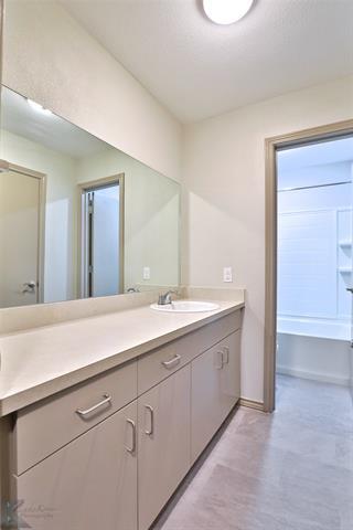 Foto del edificio - 2800 Sayles Blvd