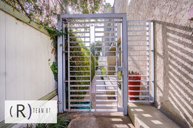 Foto del edificio - Gorgeous townhouse in a quiet 6-unit gated complex
