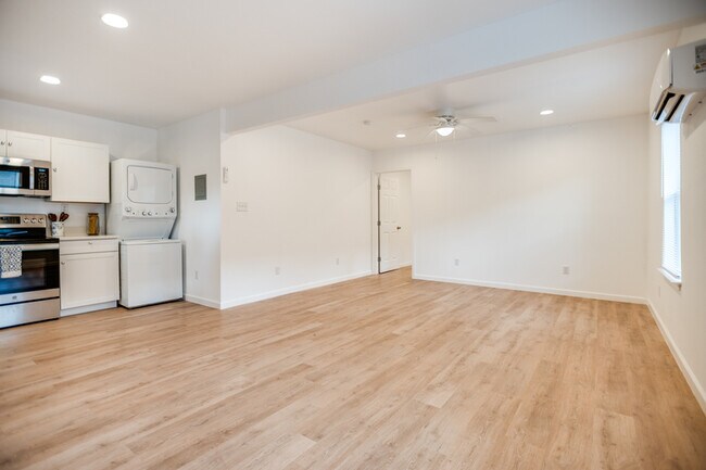 Building Photo - 905 W Abram St