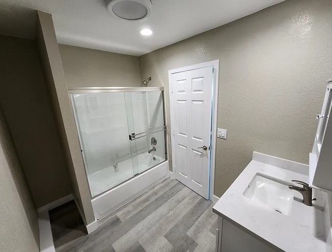 Building Photo - 984 El Camino Dr