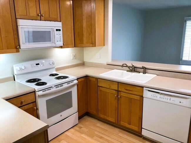Building Photo - Well located 2+ bedroom townhome