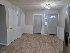 Building Photo - 883 E Loos St