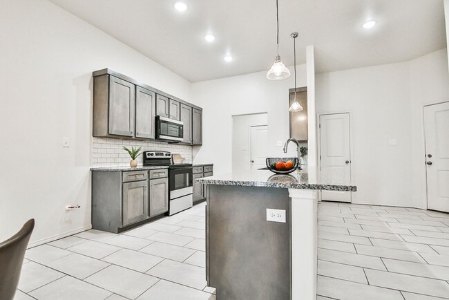 Building Photo - Great 3 Bedroom, 2 Bath Townhouse in Escon...