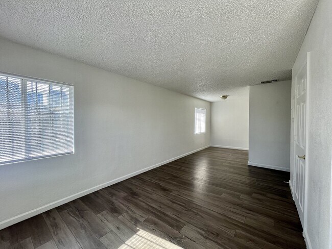 Building Photo - Charming 1 Bedroom condo downtown