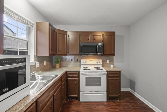 Building Photo - 240 N York St