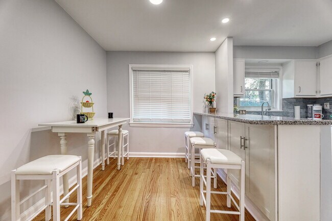 dining room / kitchen area - 358 Esplanade